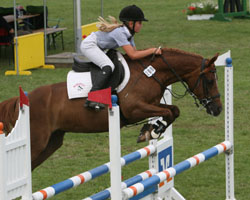 Die erst 12-jährige Christin Wascher - hier mit Pony Nadine G - wuchs in Woldegk mit Siegen und Platzierungen in Klasse A und L über sich hinaus. Die erst 12-jährige Christin Wascher - hier mit Pony Nadine G - wuchs in Woldegk mit Siegen und Platzierungen in Klasse A und L über sich hinaus.